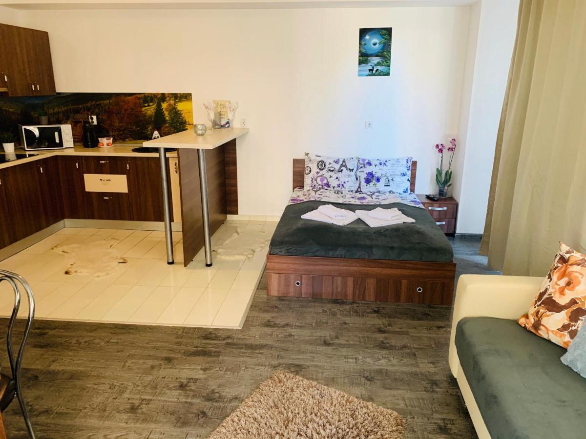 Seasons Holiday Studio Apartment *